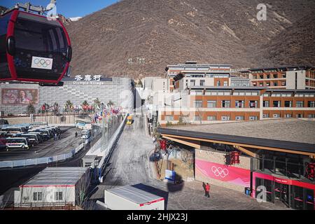 Yanqing, China. 01st. Februar 2022. Blick auf das Olympische Dorf. Die Olympischen Winterspiele in Peking finden vom 04. Bis 20.02.2022. September unter strengen Corona-Bedingungen statt. Quelle: Michael Kappeler/dpa/Alamy Live News Stockfoto