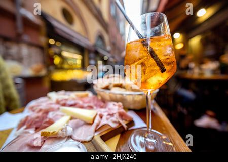 Italienische Fleischplatte und Getränke auf dem Tisch an der Außenbar Stockfoto