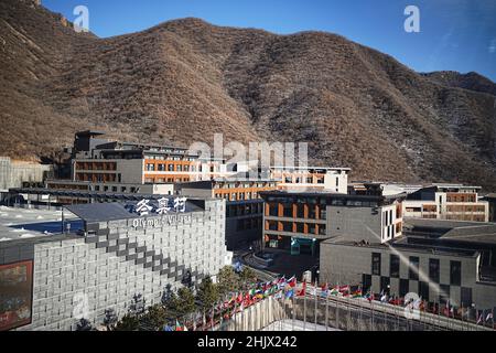 Yanqing, China. 01st. Februar 2022. Blick auf das Olympische Dorf. Die Olympischen Winterspiele in Peking finden vom 04. Bis 20.02.2022. September unter strengen Corona-Bedingungen statt. Quelle: Michael Kappeler/dpa/Alamy Live News Stockfoto