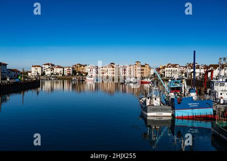 Fischerhafen in Saint Jean de Luz, Pays Basque, Frankreich Stockfoto