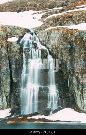 Straße Aurlandsfjellet, Norwegen. Wasserfall Flotvatnet In Spring Snowy Landscape. Malerische Route Road Im Sommer Norwegische Landschaft. Natürliches Norwegisch Stockfoto