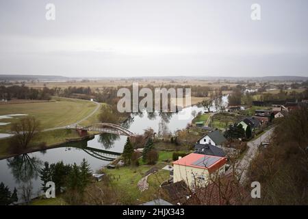 31. Januar 2022, Brandenburg, Schwedt/OT Criewen: Die Gemeinde Stützkow im Nationalpark Unterodertal. Der Auen-Nationalpark ist das erste grenzüberschreitende großflächige Schutzgebiet mit Polen und verfügt über große Polder, die regelmäßig überflutet werden. Foto: Soeren Sache/dpa-Zentralbild/ZB Stockfoto