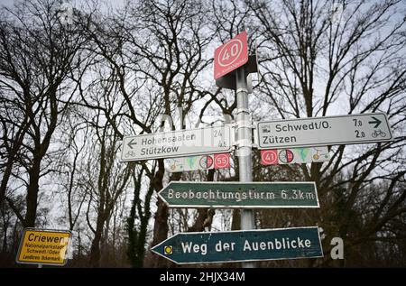 31. Januar 2022, Brandenburg, Schwedt/OT Criewen: Auf dem Deich im Nationalpark Unterodertal steht ein Wegweiser. Der Auen-Nationalpark ist das erste grenzüberschreitende großflächige Schutzgebiet mit Polen und verfügt über große Polder, die regelmäßig überflutet werden. Foto: Soeren Sache/dpa-Zentralbild/ZB Stockfoto