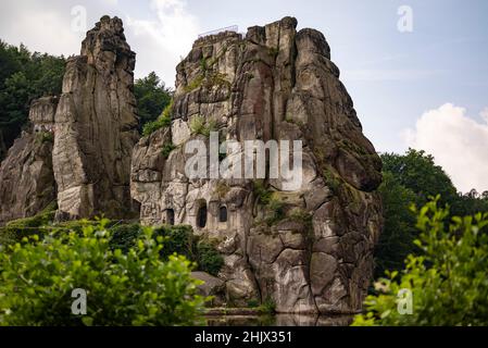 Die Externsteine, eine prominente Sandsteinfelsenformation im Teutoburger Wald, ein berühmtes Natur- und Kulturdenkmal in Deutschland Stockfoto