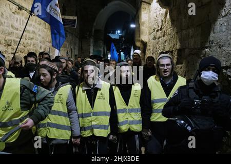 Religiöse Juden gehen am 31. Januar 2022 in Jerusalem, Israel, durch das muslimische Viertel während der Feier „Sivuv Shaarim“ (das Kreisen der Tore) um die Tore des Tempelbergs. Die Veranstaltung findet jeden ersten Tag des neuen Monats im hebräischen Kalender statt. Während der Zeremonie umgeben die Gläubigen den Tempelberg, singen und tanzen, während sie an jedem seiner Tore vorbeikommen. Stockfoto