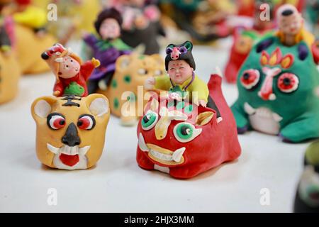 Peking, China. 17th Januar 2022. Das am 17. Januar 2022 aufgenommene Foto zeigt Teigmodellierungen mit Tiger-Motiven in Xinxiang, der zentralchinesischen Provinz Henan. Mit der Ankunft des chinesischen Neujahrs am Dienstag tritt das Land in das Jahr des Tigers ein.Tiger, eines der 12 Tierzeichen des chinesischen Tierkreises, symbolisiert Stärke, Tapferkeit und Furchtlosigkeit. Quelle: Zhao Yun/Xinhua/Alamy Live News Stockfoto