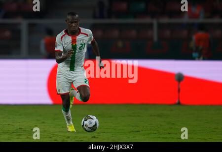 YaoundÃ©, Kamerun, 9. Januar 2022: Cyrille Bayala aus Burkina Faso während Kamerun gegen Burkina Faso – Afrika-Cup der Nationen im Paul Biya Stadium. Kim Price/CSM. Stockfoto