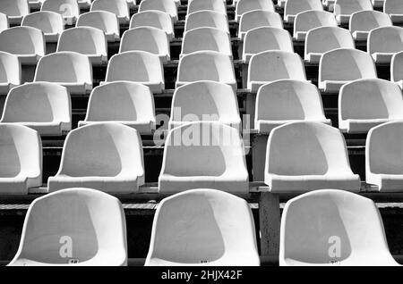 Leere gelbe Sitze auf der Außenstadion-Arena für Fußballfans, großes Spiel Stockfoto