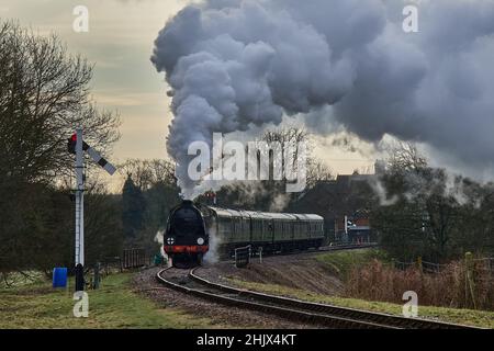 S15 Lokomotive Nr. 847 in Aktion auf der Bluebell Railway. Stockfoto