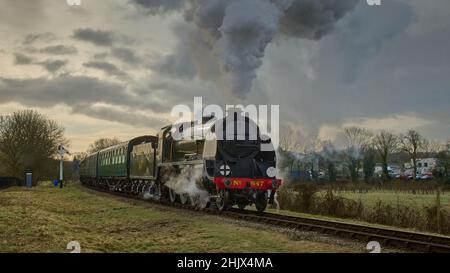 S15 Lokomotive Nr. 847 in Aktion auf der Bluebell Railway. Stockfoto