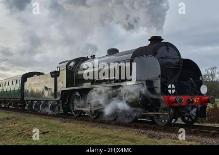 S15 Lokomotive Nr. 847 in Aktion auf der Bluebell Railway. Stockfoto