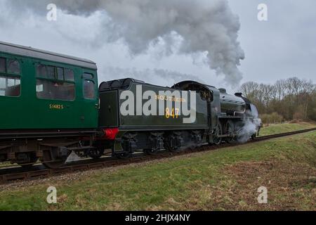 S15 Lokomotive Nr. 847 in Aktion auf der Bluebell Railway. Stockfoto