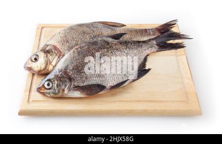 Gemeinsame Flussbrassen auf Schneidebrett isoliert auf weißem Hintergrund. Süßwasserfische Stockfoto