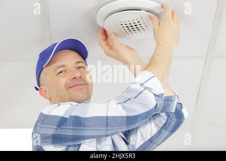 Installation einer Decke für das hvac-System Stockfoto