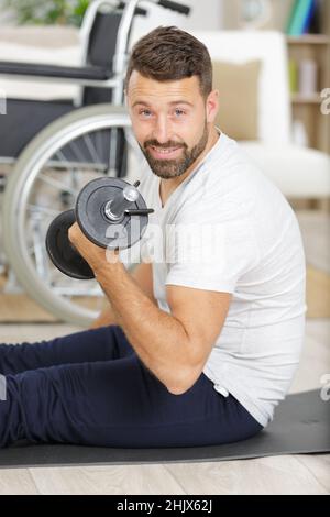 Junge schöne deaktiviert querschnittsgelähmten Mann im Rollstuhl, Reha Sport Stockfoto