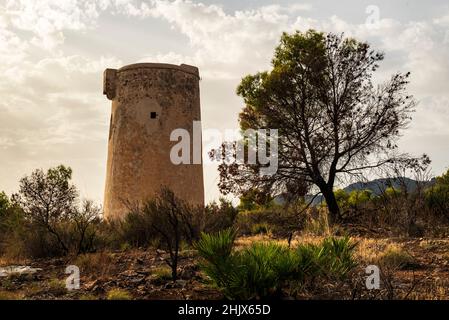 Torre de Maro, ein Küstenwachturm aus dem 16th. Jahrhundert in der Gemeinde Nerja, Naturpark Maro-Cerro Gordo Cliffs, Andalusien, Spanien Stockfoto