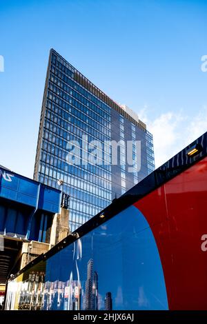 London England Großbritannien, 29. Januar 2022, Hochhaus-Wolkenkratzer mit Eisenbahnbrücke im Vordergrund No People Stockfoto