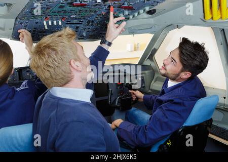 Porträt eines Flugzeugtechnikers bei der Arbeit Stockfoto