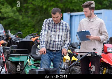 Portrait der Mechaniker Reparatur Motor im Freien Stockfoto