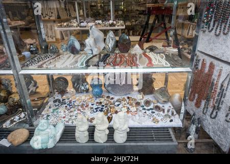 Schaufenster mit verschiedenen Edelsteinen und Schmuck Stockfoto