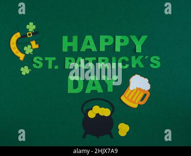 St. Patrick's Day. Bannerdesign auf grünem Hintergrund mit HAPPY ST. PATRICKS DAY und Ornamente aus Bier, Hufeisen, Kleeblatt und Topf mit Gold. Kopie sp Stockfoto