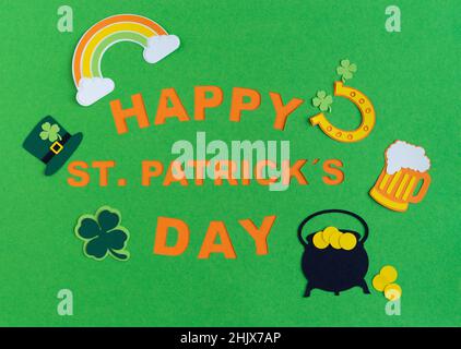 St. Patrick's Day. Bannerdesign auf grünem Hintergrund mit HAPPY ST. PATRICKS DAY und Ornamente aus Bier, Hufeisen, Kleeblatt und Topf mit Gold. Kopie sp Stockfoto