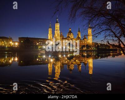 El Pilar de Zaragoza. Blick auf die Basilika von Zaragoza von der anderen Seite des Ebro. Zaragoza liegt in der Region Aragon, Spanien. Stockfoto