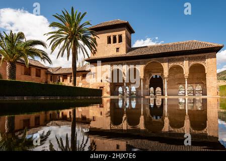 Der Turm der Damen (Torre de las Damas / Partal Palast) im Garten des Partal, Nasriden Paläste, Alhambra de Granada, Granada, Andalusien, Spanien Stockfoto