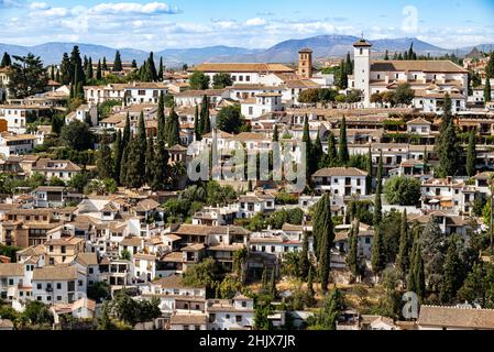 Wunderschönes Panorama auf die Albaicín, das historische Stadtzentrum von Granada mit seinen charakteristischen weißen Häusern, von der Alhambra aus gesehen, Andalusien, Spanien Stockfoto