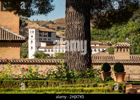 Fernsicht auf den Generalife Palast (Palacio de Generalife) über das ehemalige Kloster Convento de San Francisco, Alhambra de Granada, Spanien Stockfoto