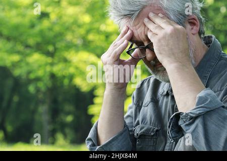 Deprimierter alter Mann im Park. Eine Vorstellung von Traurigkeit Stockfoto