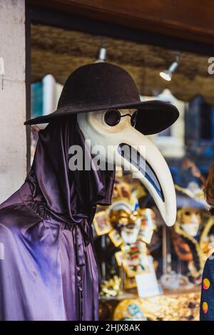 VENEDIG, ITALIEN - 27. OKTOBER 2016: Authentische, farbenfrohe, handgefertigte venezianische Karnevalsmaske mit großer Nase in Venedig, Italien Stockfoto