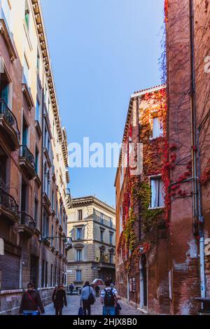 VENEDIG, ITALIEN - 27. OKTOBER 2016: Menschen auf der Straße in Venedig, Italien Europa Stockfoto