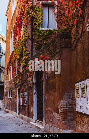 VENEDIG, ITALIEN - 27. OKTOBER 2016: Menschen auf der Straße in Venedig, Italien Europa Stockfoto