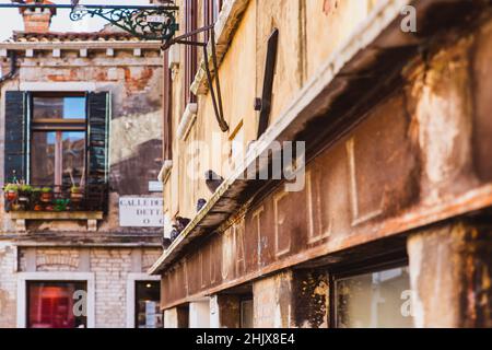 VENEDIG, ITALIEN - 27. OKTOBER 2016: Menschen auf der Straße in Venedig, Italien Europa Stockfoto