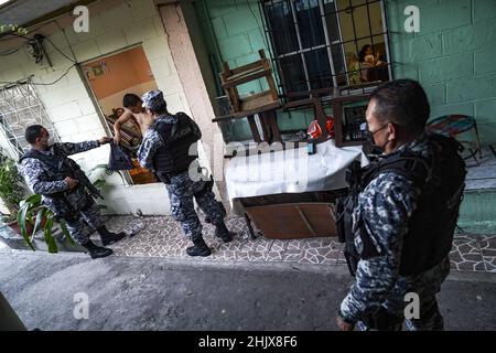 San Salvador, El Salvador. 31st Januar 2022. Spezielle Offiziere der taktischen Einheit durchsuchen während einer Polizeistreife ein Haus. Kredit: SOPA Images Limited/Alamy Live Nachrichten Stockfoto