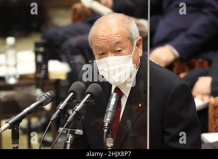 Tokio, Japan. 1st. Februar 2022. Der japanische Finanzminister Shunichi Suzuki beantwortet eine Frage auf der Sitzung des Haushaltsausschusses des Unterhauses am Dienstag, dem 1. Februar 2022, beim Nationaldiät in Tokio. Quelle: Yoshio Tsunoda/AFLO/Alamy Live News Stockfoto