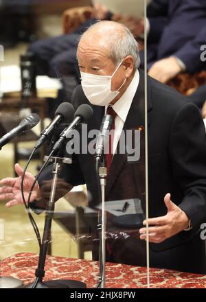 Tokio, Japan. 1st. Februar 2022. Der japanische Finanzminister Shunichi Suzuki beantwortet eine Frage auf der Sitzung des Haushaltsausschusses des Unterhauses am Dienstag, dem 1. Februar 2022, beim Nationaldiät in Tokio. Quelle: Yoshio Tsunoda/AFLO/Alamy Live News Stockfoto