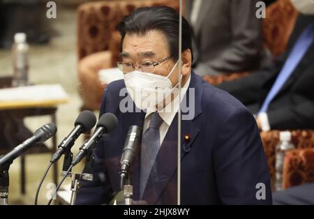 Tokio, Japan. 1st. Februar 2022. Der japanische Gesundheitsminister Shigheyuki Goto beantwortet eine Frage auf der Sitzung des Haushaltsausschusses des Unterhauses am Dienstag, dem 1. Februar 2022, beim Nationaldiät in Tokio. Quelle: Yoshio Tsunoda/AFLO/Alamy Live News Stockfoto