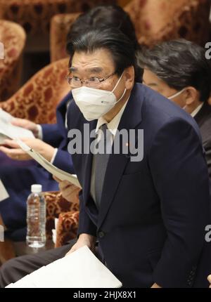 Tokio, Japan. 1st. Februar 2022. Der japanische Gesundheitsminister Shigeyuki Goto beantwortet eine Frage auf der Sitzung des Haushaltsausschusses des Unterhauses am Dienstag, dem 1. Februar 2022, beim Nationaldiät in Tokio. Quelle: Yoshio Tsunoda/AFLO/Alamy Live News Stockfoto