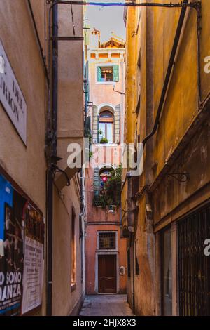 VENEDIG, ITALIEN - 27. OKTOBER 2016: Menschen auf der Straße in Venedig, Italien Europa Stockfoto