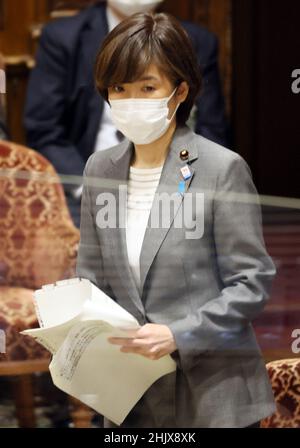 Tokio, Japan. 1st. Februar 2022. Der japanische Impfminister Shoko Horiuchi beantwortet eine Frage auf der Sitzung des Haushaltsausschusses des Unterhauses am Dienstag, dem 1. Februar 2022, beim Nationaldiät in Tokio. Quelle: Yoshio Tsunoda/AFLO/Alamy Live News Stockfoto