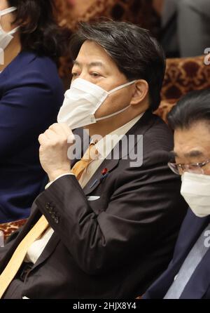 Tokio, Japan. 1st. Februar 2022. Der japanische Außenminister Yoshimasa Hayashi hört sich am Dienstag, den 1. Februar 2022, bei der Sitzung des Haushaltsausschusses des Unterhauses beim Nationaldiät in Tokio eine Frage an. Quelle: Yoshio Tsunoda/AFLO/Alamy Live News Stockfoto