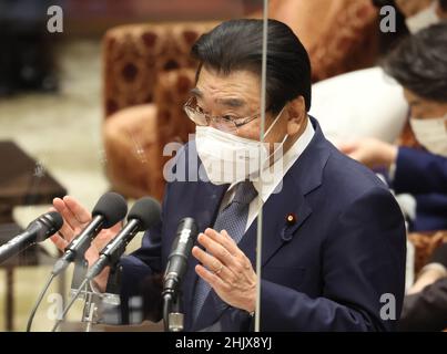 Tokio, Japan. 1st. Februar 2022. Der japanische Gesundheitsminister Shigeyuki Goto beantwortet eine Frage auf der Sitzung des Haushaltsausschusses des Unterhauses am Dienstag, dem 1. Februar 2022, beim Nationaldiät in Tokio. Quelle: Yoshio Tsunoda/AFLO/Alamy Live News Stockfoto