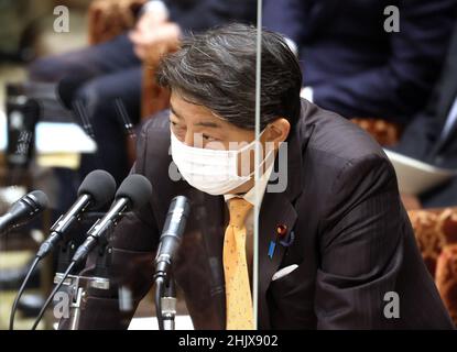 Tokio, Japan. 1st. Februar 2022. Der japanische Außenminister Yoshimasa Hayashi beantwortet eine Frage auf der Sitzung des Haushaltsausschusses des Unterhauses am Dienstag, dem 1. Februar 2022, beim Nationaldiät in Tokio. Quelle: Yoshio Tsunoda/AFLO/Alamy Live News Stockfoto