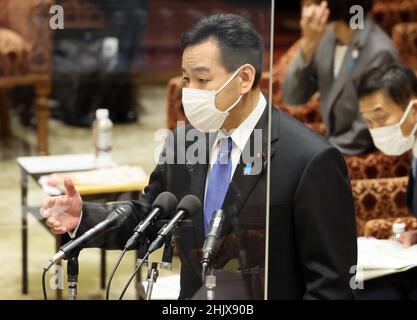 Tokio, Japan. 1st. Februar 2022. Der japanische Minister für Finanzpolitik, Daishiro Yamagiwa, beantwortet eine Frage auf der Sitzung des Haushaltsausschusses des Unterhauses am Dienstag, dem 1. Februar 2022, beim Nationaldiät in Tokio. Quelle: Yoshio Tsunoda/AFLO/Alamy Live News Stockfoto