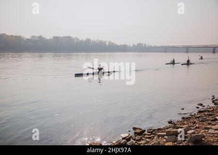 BUDAPEST, UNGARN - 20. OKTOBER 2018: Kajaks auf der Donau in Budapest, Ungarn im Herbst Stockfoto