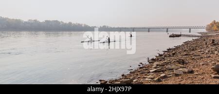 BUDAPEST, UNGARN - 20. OKTOBER 2018: Kajaks auf der Donau in Budapest, Ungarn im Herbst Stockfoto