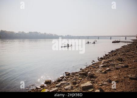 BUDAPEST, UNGARN - 20. OKTOBER 2018: Kajaks auf der Donau in Budapest, Ungarn im Herbst Stockfoto