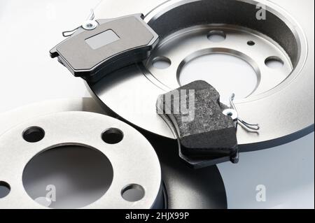 Neue Metall Auto Break Disc und Pads isoliert auf Studio-Hintergrund Stockfoto